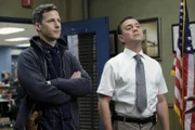 Jake Peralta (Andy Samberg, l.); Charles Boyle (Joe Lo Truglio, r.)