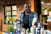 Sternekoch Nelson Müller deckt auf, wie frisch, gesund und industrialisiert unsere Milch ist. Er geht dafür melken und macht einen Laktoseintoleranz-Test - mit erstaunlichem Ergebnis.