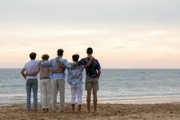 Vereint am Strand! Die fünf Jungs der neuen Jungs-WG haben sich gefunden.