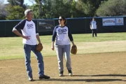 Mike (Neil Flynn, l.) stellt Coach Babbitt (Brooke Dillman, r.) ein, in der Hoffnung, dass sie dem Softball-Team helfen kann. Unterdessen gesteht Lexie Sue ein Geheimnis ...