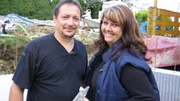 Ingo und Marion baggern in Unna ein riesiges Loch für das Schwimmbad und schon beginnen die Schwierigkeiten. Die benachbarte Saunahütte droht einzustürzen.