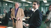 Die Detectives Joe Fontana (Dennis Farina, li.) und Nick Falco (Michael Imperioli) entdecken eine Verbindung zwischen einem ehemaligen Polizeichef und den Morden an einer Pornodarstellerin sowie einer draufgängerischen Journalistin.