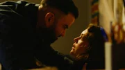 Bodyguard Carlos (José Barros) setzt Hanna (Valerie Stoll) unter Druck