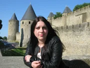 Presenterin Janina Ramirez im südfranzösischen Carcasonne. Der "Schwarze Prinz", Edward of Woodstock, verzichtete im Jahr 1353 auf eine Belagerung der Festung, ließ die Stadt aber in Brand setzen.