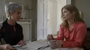Katharina (Valerie Niehaus, r.) weiß nach dem Fund der Stasi-Akte nicht, was sie tun soll, und fragt um Rat bei ihrer Mutter Anschi (Ulrike Krumbiegel, l.).