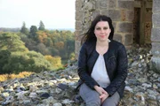 Presenterin Nina Ramirez am Hedingham Castle in Essex nordöstlich von London.