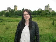 Presenterin Janina Ramirez vor Bodiam Castle in Sussex, in dessen Besitz Sir Edward Dalyngrigge, ein Kriegsveterane, der für König Edward III. in Frankreich gekämpft hatte, im Jahr 1378 kam.