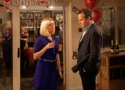 Agatha Raisin (Ashley Jensen) und ihr Ex-Freund James Lacey (Jamie Glover) begegnen sich auf einer Verlobungsfeier.