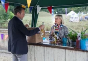 James Lacey (Jamie Glover) unterstützt Agatha Raisin (Ashley Jensen) bei den Vorbereitungen für das Carsely-Fest.