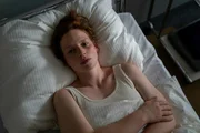 Annika (Eva Maria Jost) liegt alleine in ihrem Bett in der Psychiatrie.