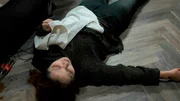 Eine True Crime Geschichte über einen spektakulären Exorzismus-Fall in Frankfurt. Im Herbst 2015 glaubt die südkoreanische Einwanderin Seonhwa P., sie sei vom Teufel besessen. Mit skurrilen Exorzismus-Praktiken versuchen sie und ihre Familie diesen auszutreiben. Im Dezember stirbt Seonhwa P. in einem Frankfurter Hotelzimmer. Ihre Familie hat sie bei einem Exorzismus zu Tode gequält. Das Auszubildenden-Projekt WDR 'Mach mal...!' hat den Fall recherchiert und als True Crime Geschichte inszeniert. – Seonhwa (Tae Eun Hyun) liegt leblos auf dem Boden.
