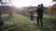 Sarah im Grünen mit Kamera