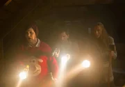 L-R: Allison Tolman als Linda, Adam Scott als Tom, Toni Collette als Sarah