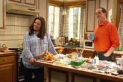 L-R: Katie Otto (Katy Mixon) und Greg Otto (Diedrich Bader)