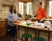 L-R: Katie Otto (Katy Mixon) und Greg Otto (Diedrich Bader)