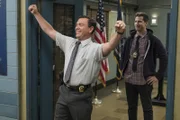 Charles Boyle (Joe Lo Truglio, l.); Jake Peralta (Andy Samberg, r.)