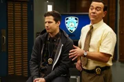 Jake Peralta (Andy Samberg, l.); Charles Boyle (Joe Lo Truglio, r.)