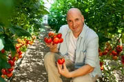 Das YouTube-Format mit Profikoch Timo Böckle aus Böblingen widmet sich ausschließlich dem Einmachen. Hier Timo Böckle mit Strauchtomaten.
