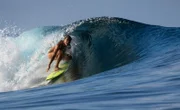 Léa Brassy ist professionelle Surferin und Apnoetaucherin auf Tahiti.