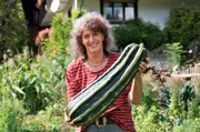 Helga Wisser aus dem Schwarzwald mit einer Riesen-Zucchini.