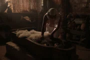 Mit einem Schafsfell bedeckt zu werden war eine Schande für jeden Verstorbenen im alten Ägypten. Verbrecher wurden so für alle Ewigkeit gezeichnet. (Spielszene mit Abul Chowdhury)