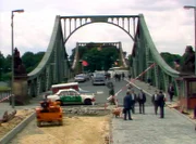 Das Jahr 1985 – die Versöhnungskirche im Todesstreifen an der Bernauer Straße wird gesprengt, auf der Glienicker Brücke findet der größte Agentenaustausch des Kalten Krieges statt und in West-Berlin ist erstmalig Prinzessin Diana zu Besuch. Eine Berlin-Chronik der Superlative: 40 Folgen, von 1961, dem Jahr des Mauerbaus, bis zum neuen Jahrtausend 1999, zehn Jahre nach dem Mauerfall. - Agentenaustausch an der Glienicker Brücke. Das Jahr 1985 – die Versöhnungskirche im Todesstreifen an der Bernauer Straße wird gesprengt, auf der Glienicker Brücke findet der größte Agentenaustausch des Kalten Krieges statt und in West-Berlin ist erstmalig Prinzessin Diana zu Besuch. Eine Berlin-Chronik der Superlative: 40 Folgen, von 1961, dem Jahr des Mauerbaus, bis zum neuen Jahrtausend 1999, zehn Jahre nach dem Mauerfall. - Agentenaustausch an der Glienicker Brücke.