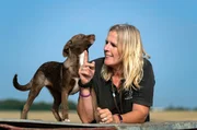 Die Leiterin des Tierheims Koblenz, Kirstin Höfer, und einer ihrer rund 200 Schützlinge. Jedes Tier wird auf Zeit geliebt, bis ein neues Zuhause gefunden ist.
