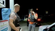 Eduard und David fahnden nach Drogen an der deutsch-niederländischen Grenze. Verdächtige Fahrzeuge nehmen sie aus dem Verkehr.