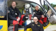 L-R: Oberarzt Thorsten Salamon, Pilot Michael Gomme. In the front: Rettungsassistent Adam Möller