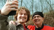 Social Media ist überflutet von Selfies. Wir machen sie überall! Aber warum eigentlich? Sind wir alle selbstverliebt? Oder ist das Selfie auch nichts anderes als ein gemaltes Selbstporträt? U. a. mit den Influencern Jannik Diefenbach (li.) und Alojz Abram.