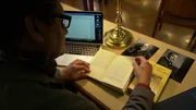 Clemens Ruthner liest im Mutzenbacher Buch.
