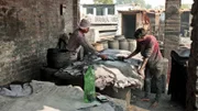 Arbeiter in einer indischen Lederfabrik: Billiglohn für gefährliche Arbeit.