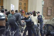 Bei einer Demonstration gegen Polizeigewalt bricht Chaos aus. Während Jamie (Will Estes, r.) versucht, für Ordnung zu sorgen, wird er dabei gefilmt, wie er einen Passanten vom Fahrrad reißt. Es sieht nicht gut aus für Jamie ...