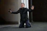 Muss sich Jack Bauer (Kiefer Sutherland), nachdem er der CIA gerade erst entkam, etwa schon wieder ergeben?