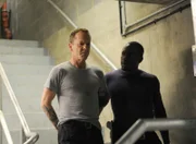 Eine aufwändige Verfolgungsjagd führt Jack Bauer (Kiefer Sutherland, l.) in die Hände von CIA-Agent Erik Ritter (Gbenga Akinnagbe). Dieser glaubt, endlich den großen Fang gemacht zu haben ...