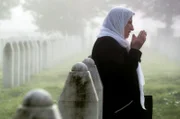 Mirsada Malagic, eine der Hauptzeuginnen des Genozids von Srebrenica im Juli 1995, besucht die Gedenkstätte.