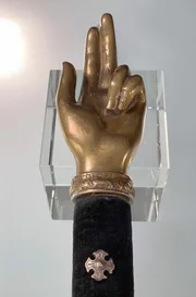 Die sogenannte Hand der Justiz wird in Quellen aus dem Mittelalter beschrieben und ist ein Zepter mit einer Hand an der Spitze.