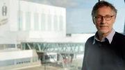 Kurt Höffner vor einem seiner Möbelhäuser