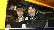 Versöhnt und glücklich starten Hannes (K. Dieter Klebsch) und Senta (Hanne Wolharn) zu ihrem ersten Flug.