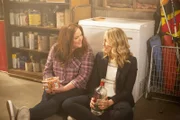 L-R: Katie Otto (Katy Mixon) und Chloe Brown Mueller (Jessica St. Clair)