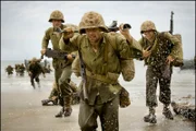 Das 1st Marines Regiment mit (v.l.n.r.) Robert (James Badge Dale), Runner (Keith Nobbs) und Chuckler (Josh Helman) landet auf Guadalcanal und nimmt am Kampf um Tenaru teil.