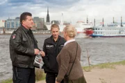 Franzi (Rhea Harder, M.) und Hans (Bruno F. Apitz, l.) kümmern sich um die Bayerin Mäggy (Johanna Bittenbinder, r.), die wegen der Suche nach einem Freund nach Hamburg gekommen ist.