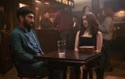 Nach einer zufälligen Begegnung in der Bar, kommen Kim (Maisie Williams) und Nicky (Mawaan Rizwan) miteinander ins Gespräch. Schnell merken die beiden, dass sie einen Draht zueinander haben.