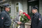 Franzi (Rhea Harder, r.) und Hans (Bruno F. Apitz, l.) treffen auf Elsas Nachbarn Herrn Rose (Edgar Bessen, M.), der Elsa umgehend besuchen möchte.