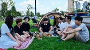 Deavan, Jihoon, Drascilla, and Taeyang meet with Jihoon’s friends in a park in South Korea