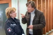 Kurt Mittelbach (Martin Armknecht, r.) macht Claudia (Janette Rauch, l.) dafür verantwortlich, den freigelassenen Gewalttäter Zühl aus den Augen verloren zu haben, so dass dieser sich an seiner Tochter vergreifen konnte.