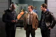 (v.l.n.r.) Captain Ray Holt (André Braugher); Charles Boyle (Joe Lo Truglio); Jake Peralta (Andy Samberg)