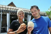 Amazing Hotels – The Brando, Französisch-Polynesien Staffel 2, Folge 1  Monica Galetti und Giles Coren vor dem Hotel The Brando.