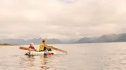 Erik (Hilmar Godvik) und Kriss (Jesper Matheo Hansen) überqueren den Fjord in einer Badewanne.