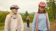 Therese (Johanne Hafstad), Stine (Andrea Leonora Melchiorsen), Vårin (Tuva Valnes Anthonsen) auf dem Weg zum Skateboardfahren